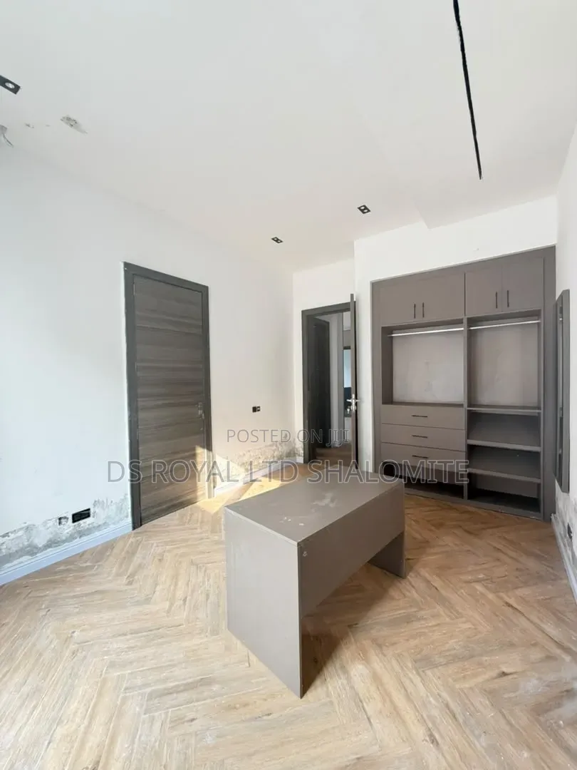 3bdrm Penthouse in Lekki Phase 1 for sale