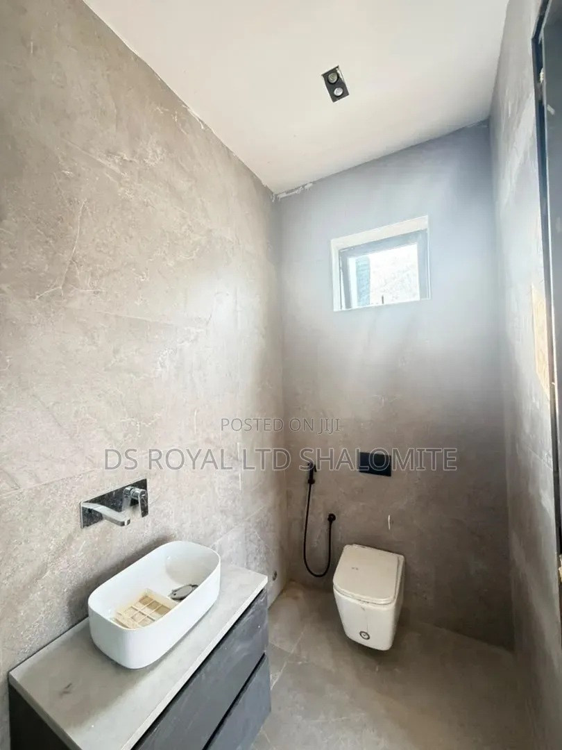 3bdrm Penthouse in Lekki Phase 1 for sale