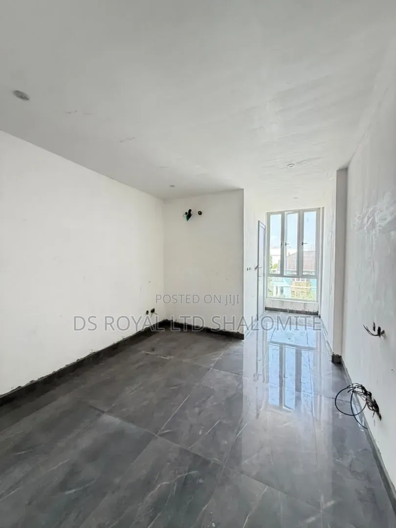 2bdrm Apartment in Lekki Phase 1 for sale