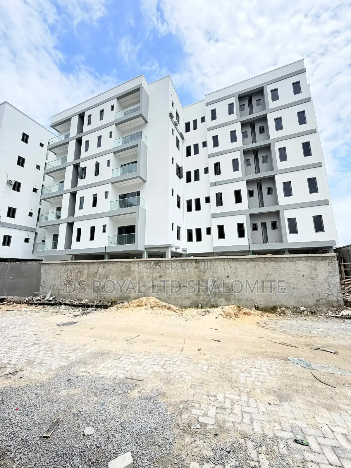 3bdrm Block of Flats in Lekki Phase 1 for sale
