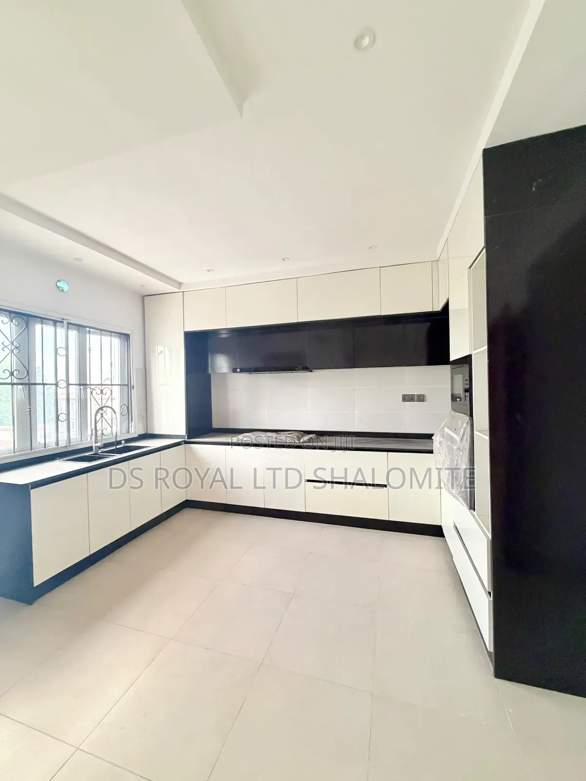 5bdrm Maisonette in Lekki Phase 1 for sale