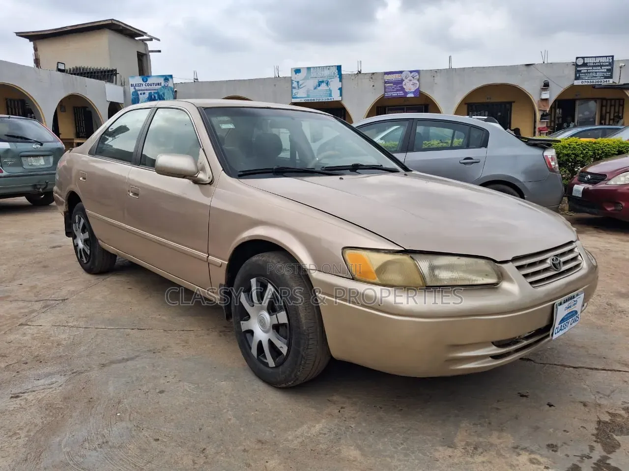 Toyota Camry LE 4dr Sedan (2.2L 4cyl 4A) 2000 Gold