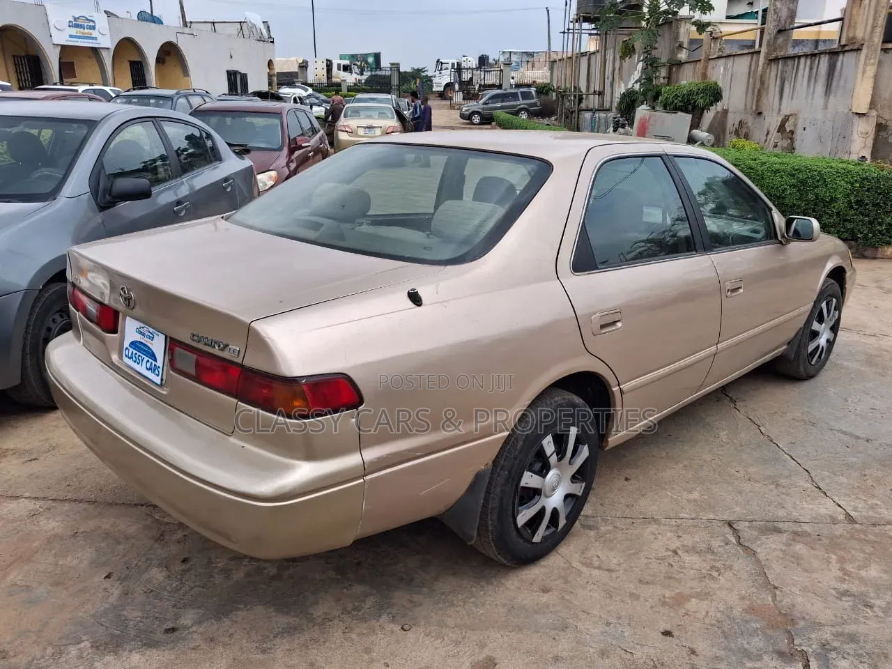 Toyota Camry LE 4dr Sedan (2.2L 4cyl 4A) 2000 Gold
