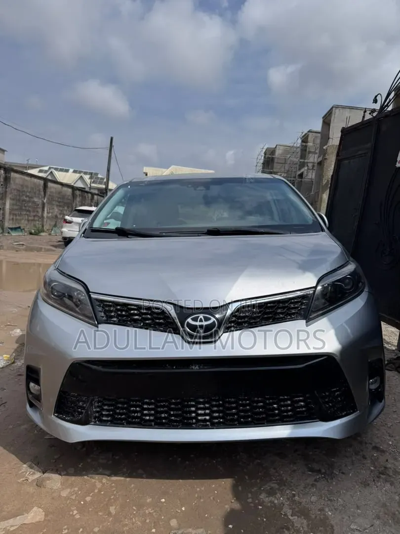 Toyota Sienna 2018 Silver