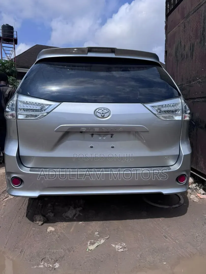 Toyota Sienna 2018 Silver