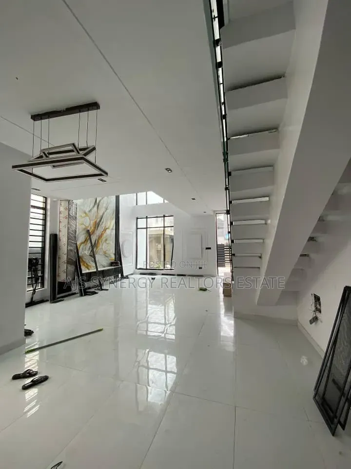 5bdrm Duplex in Ikota for sale