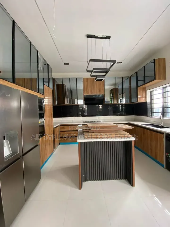 5bdrm Duplex in Ikota for sale