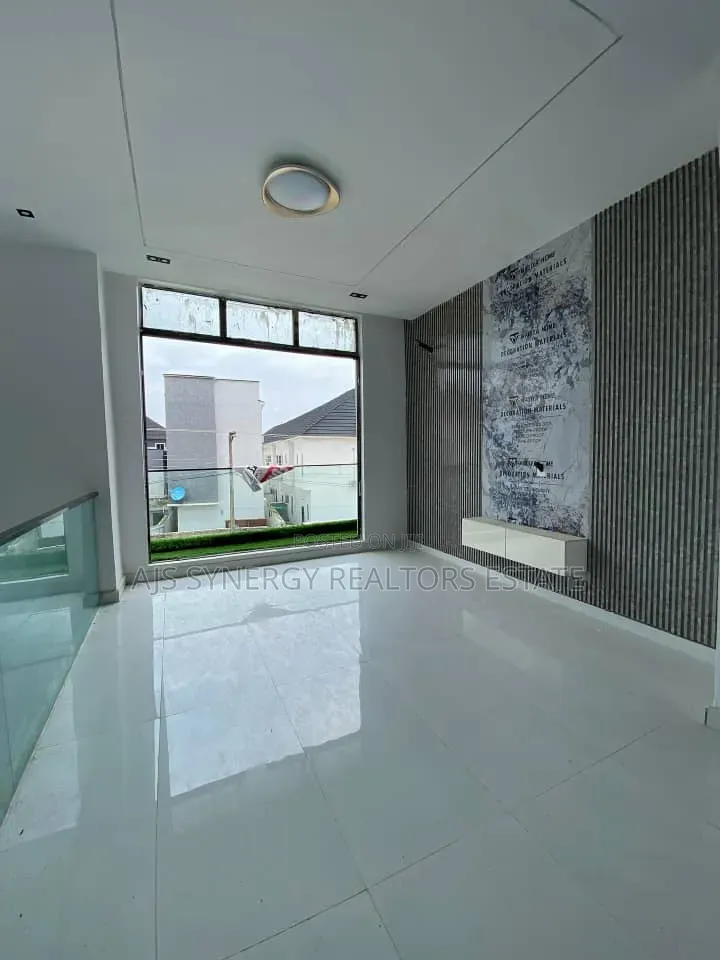 5bdrm Duplex in Ikota for sale