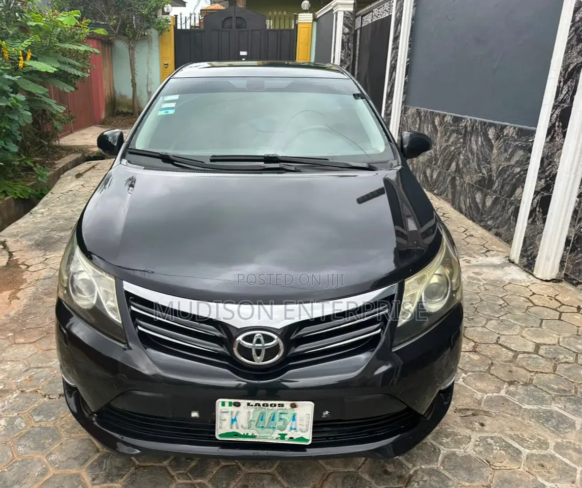 Toyota Avensis 2012 Black