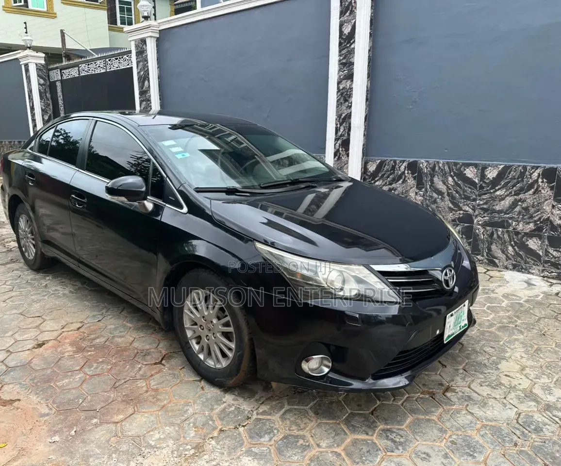 Toyota Avensis 2012 Black
