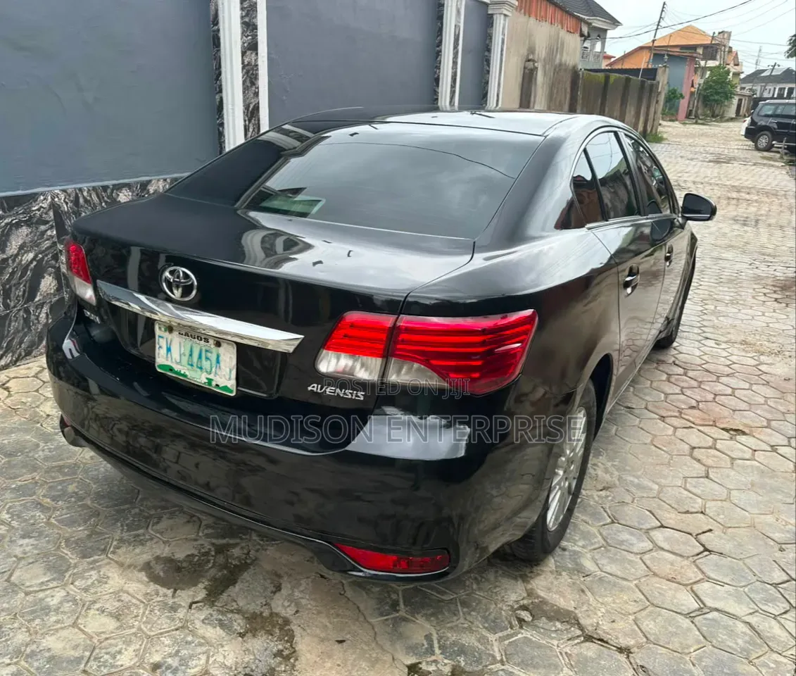 Toyota Avensis 2012 Black