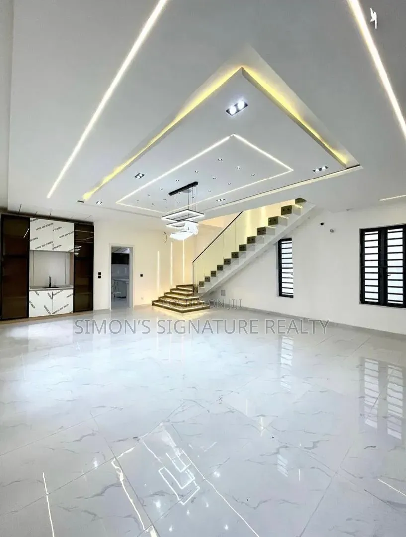 5bdrm Duplex in Ikota for rent