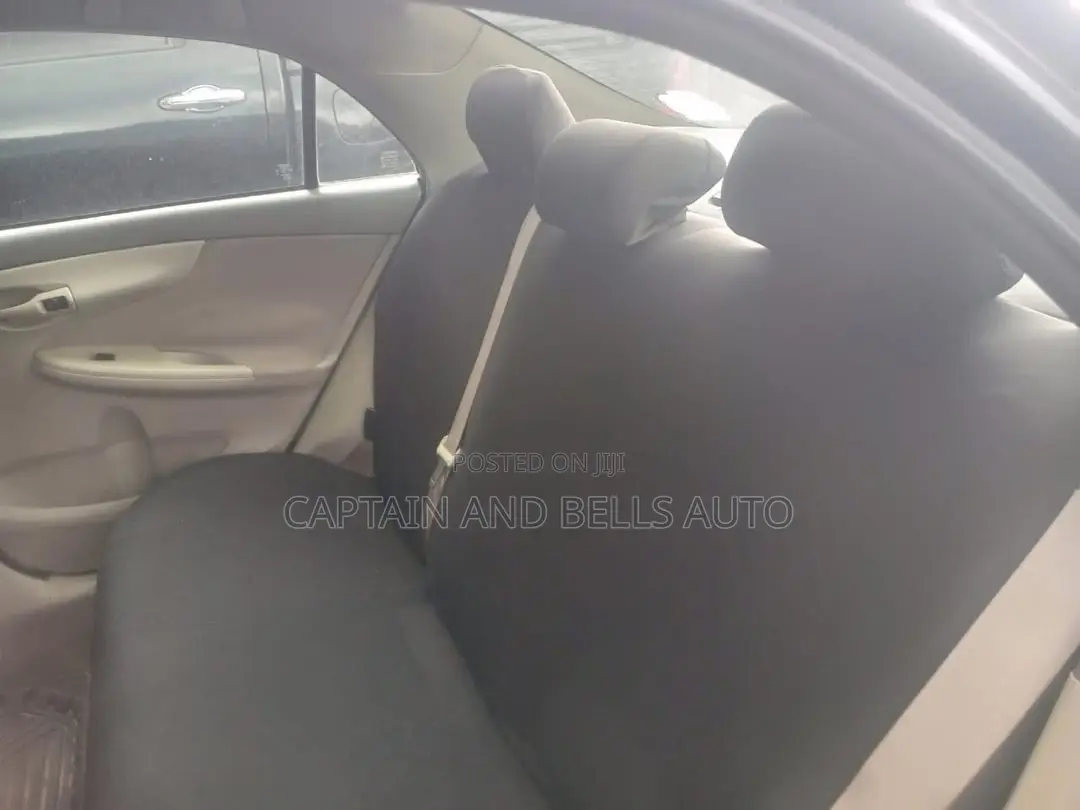 Toyota Corolla LE 4dr Sedan (1.8L 4cyl 4A) 2010 Gray