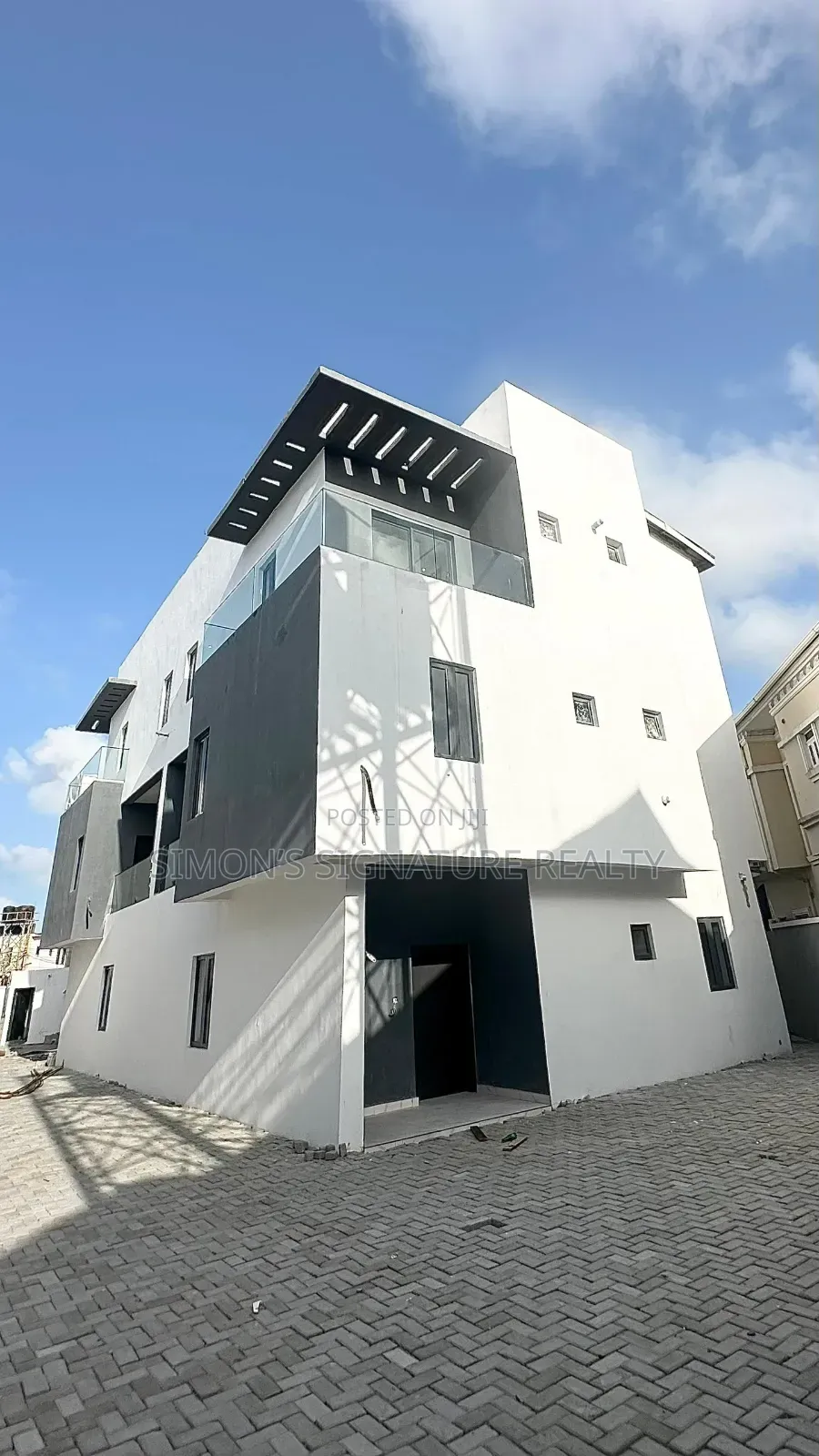 3bdrm Penthouse in Ikota for sale