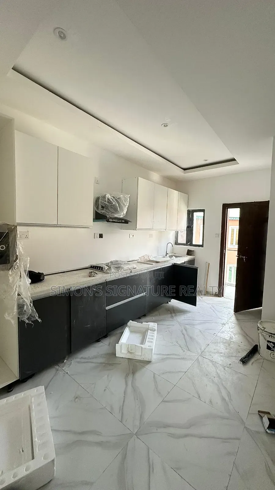 3bdrm Penthouse in Ikota for sale
