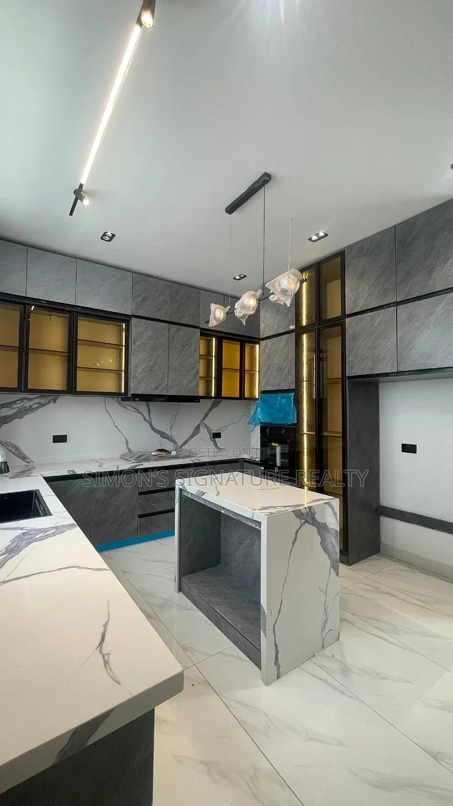 5bdrm Duplex in Chevron for sale