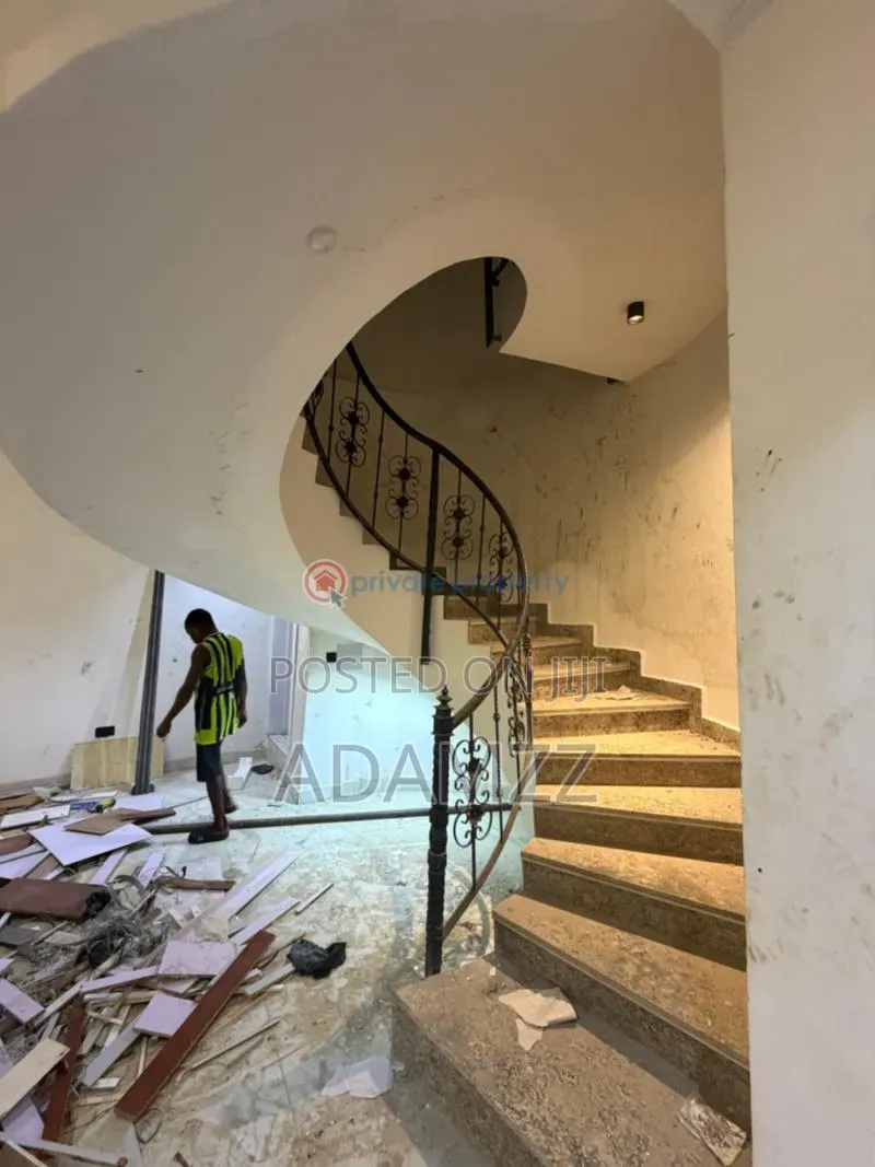 5bdrm Mansion in Wtc Estate, Enugu for sale
