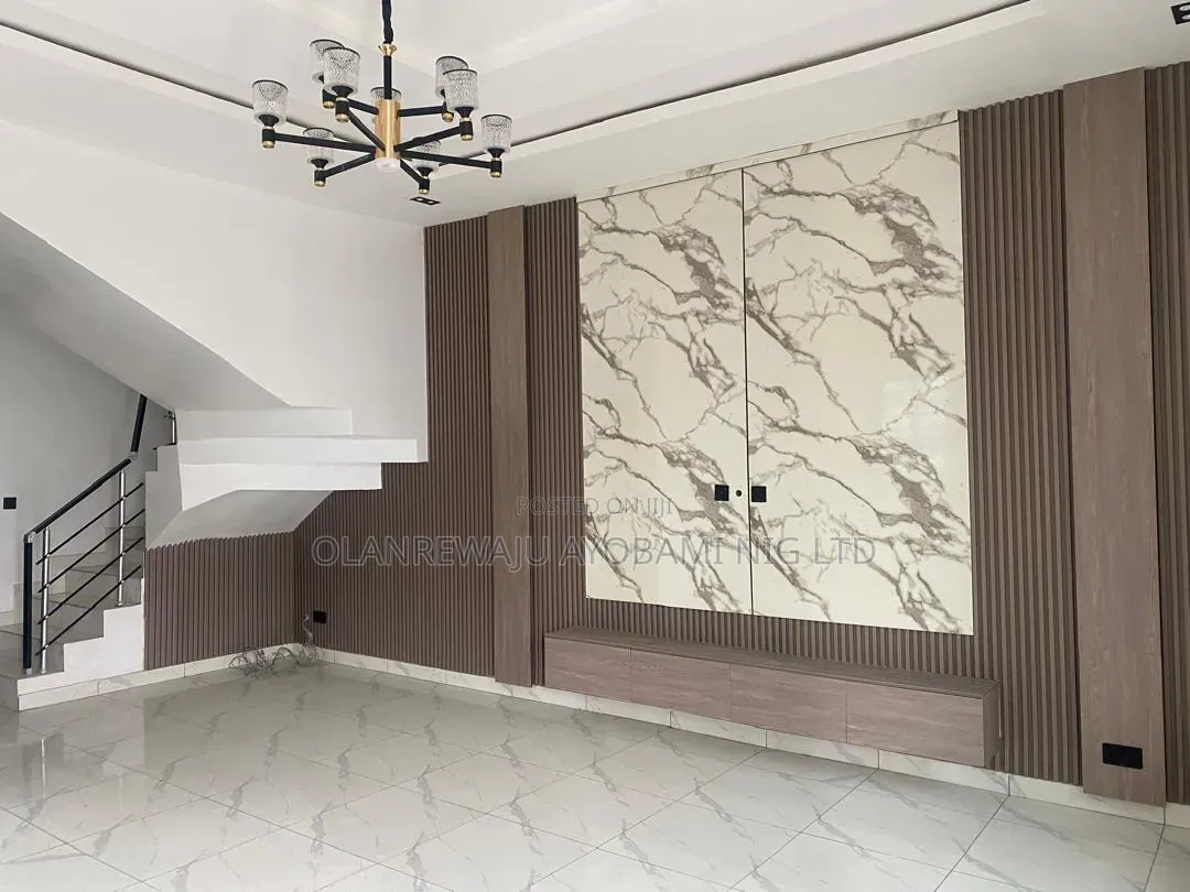 6bdrm Apartment in Lekki Phase 2 for sale
