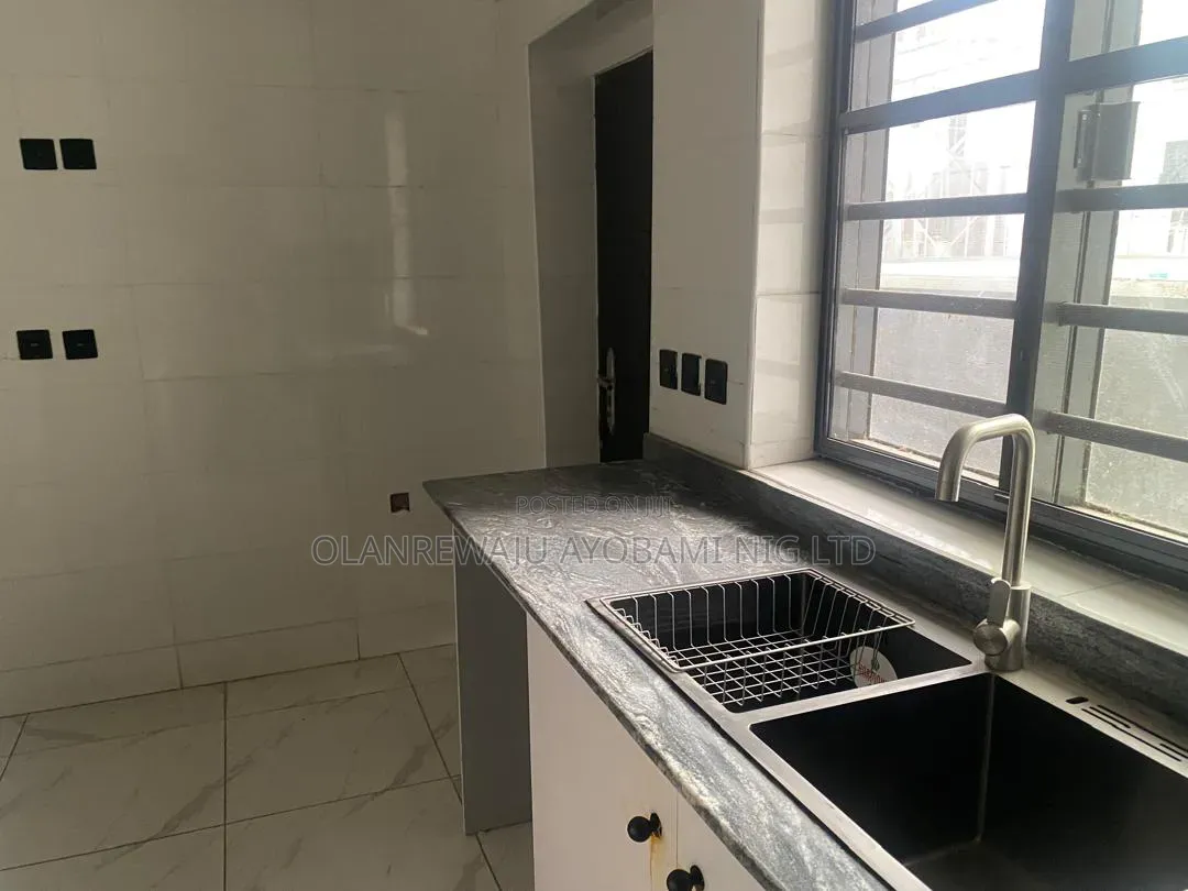 6bdrm Apartment in Lekki Phase 2 for sale