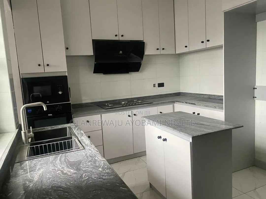 6bdrm Apartment in Lekki Phase 2 for sale