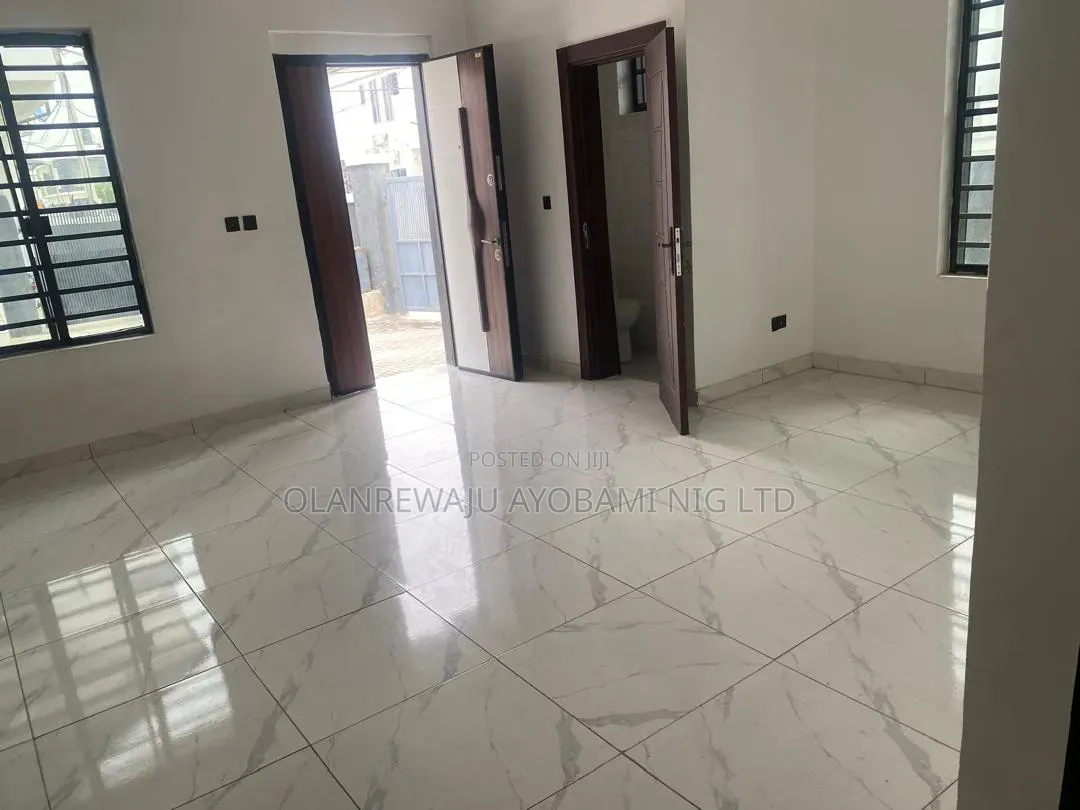 6bdrm Apartment in Lekki Phase 2 for sale