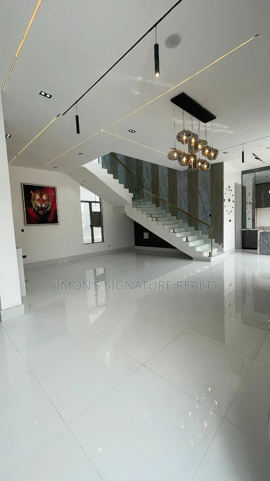 5bdrm Duplex in Chevron for sale