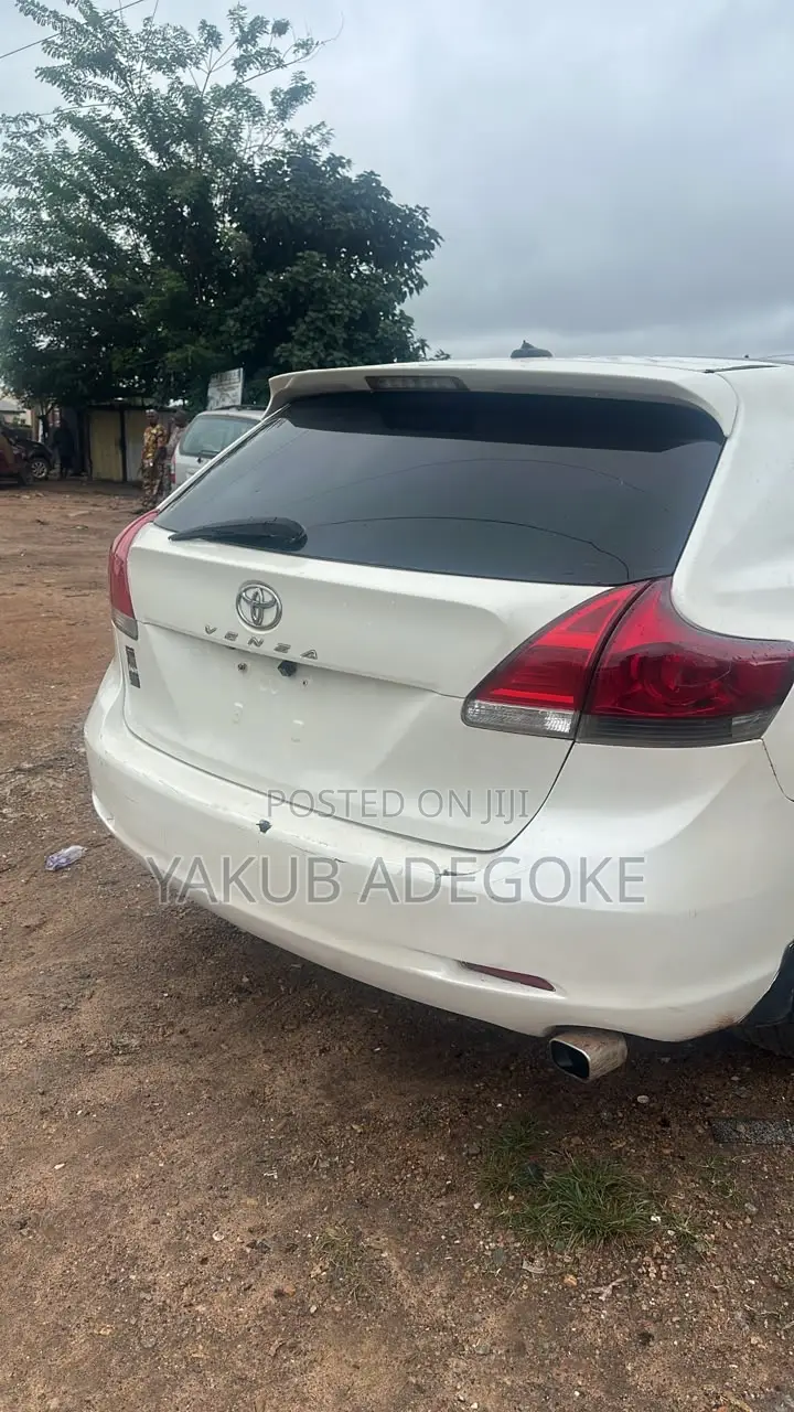 Toyota Venza LE 2010 White