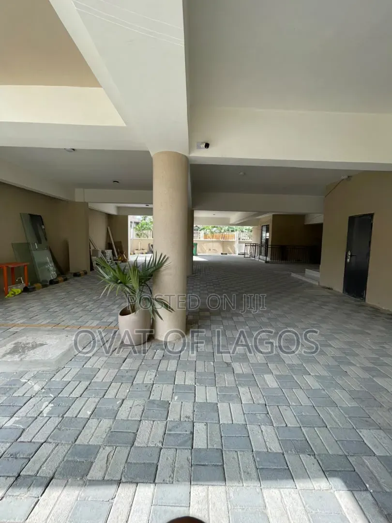 3bdrm Apartment in Lekki Phase 1 for sale