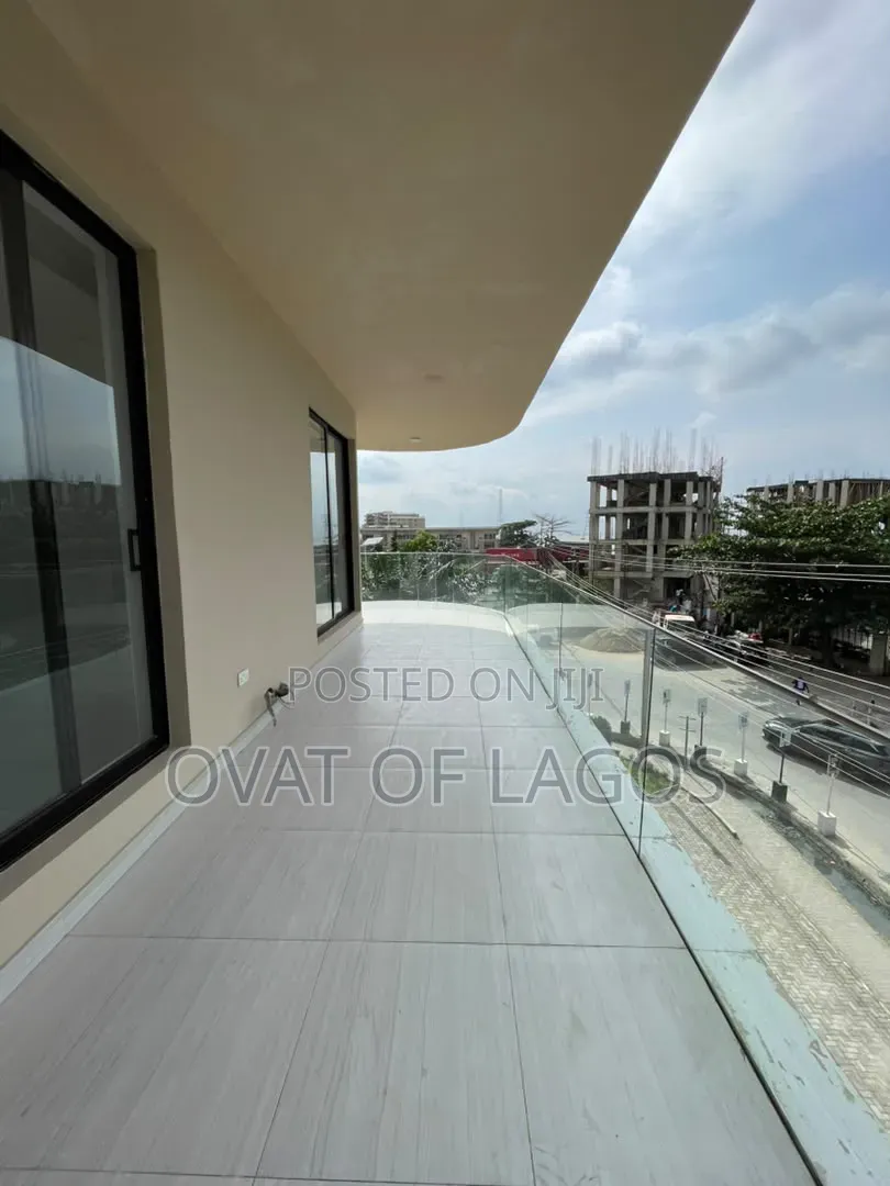 3bdrm Apartment in Lekki Phase 1 for sale