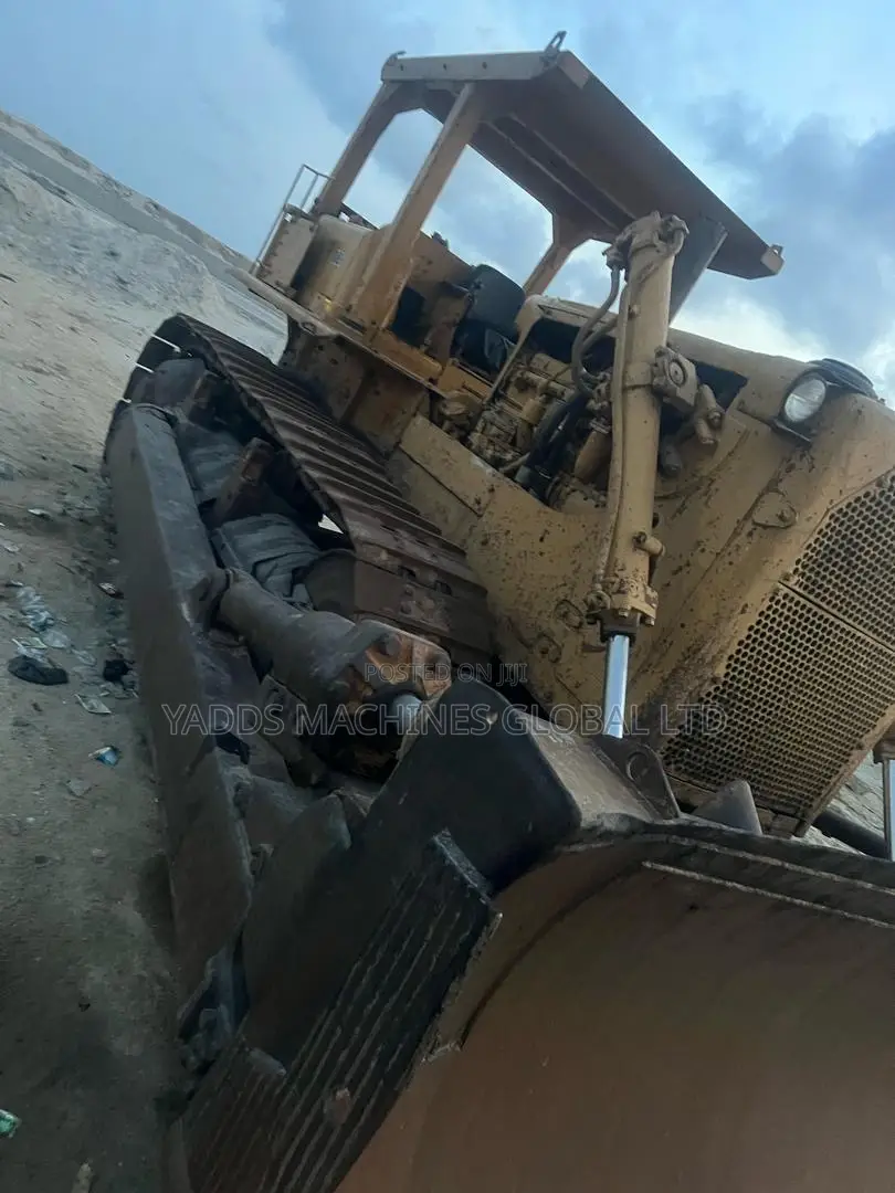 Heavy Machinery D8K Bulldozer Available for Land Preparation