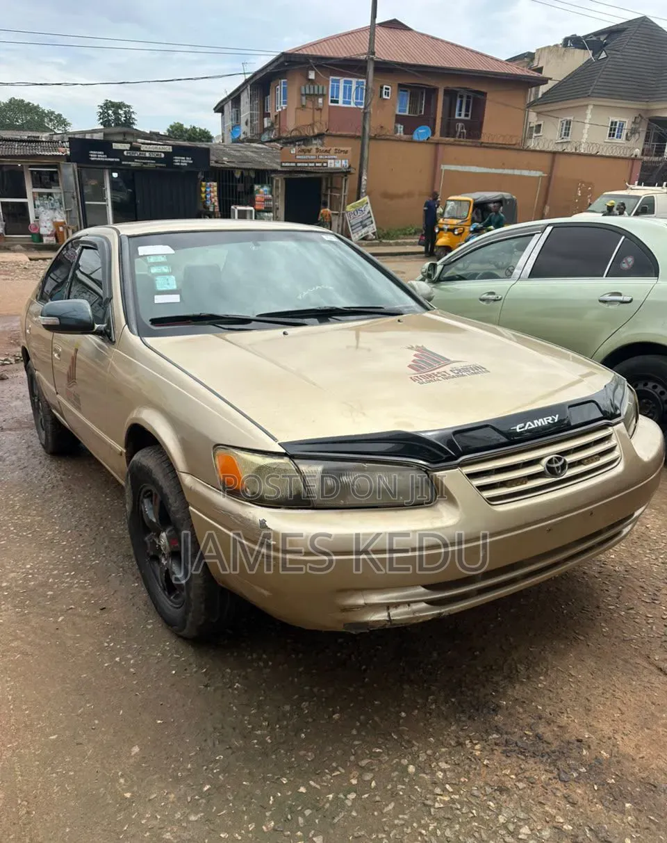 Toyota Camry 2000 Gold