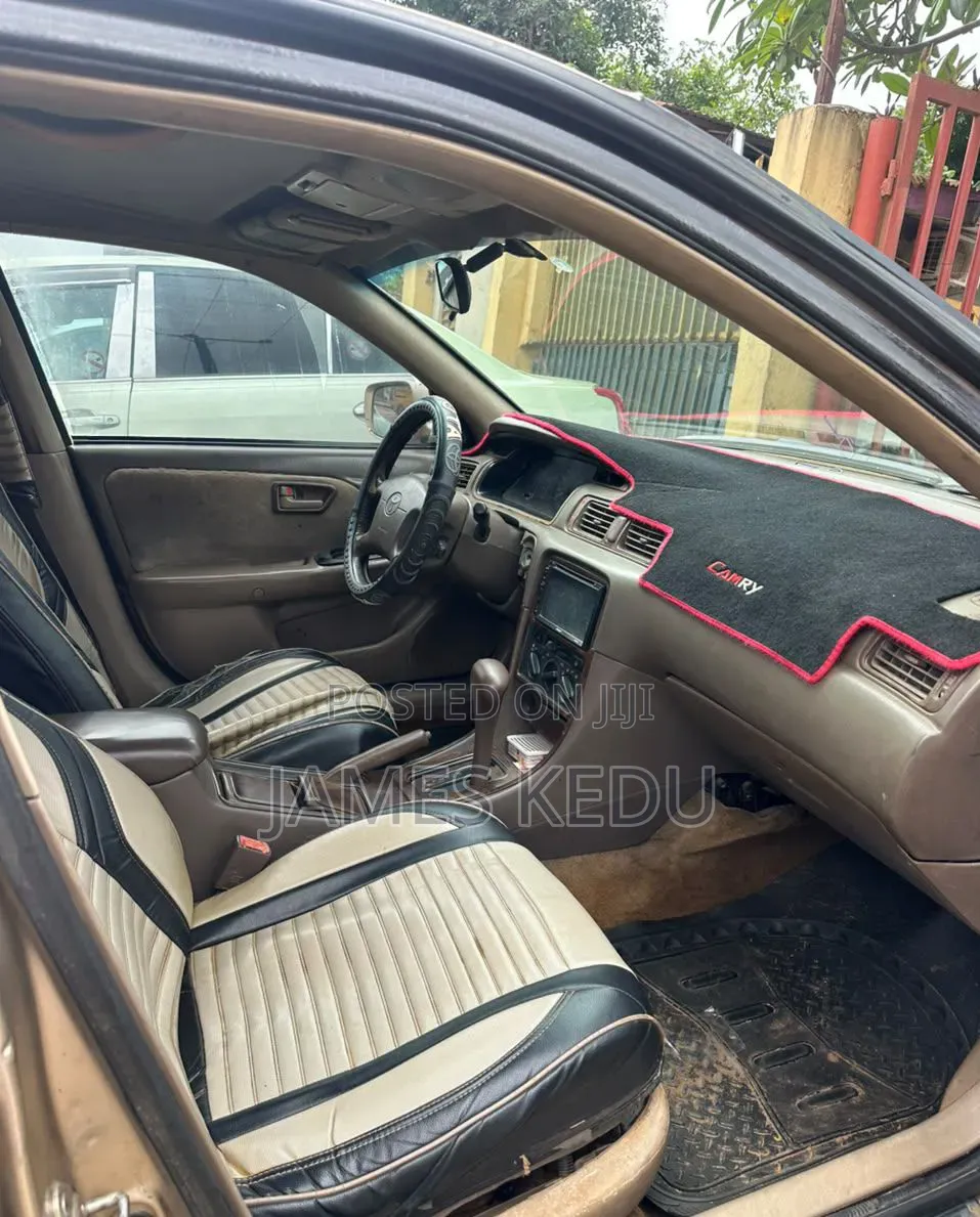 Toyota Camry 2000 Gold