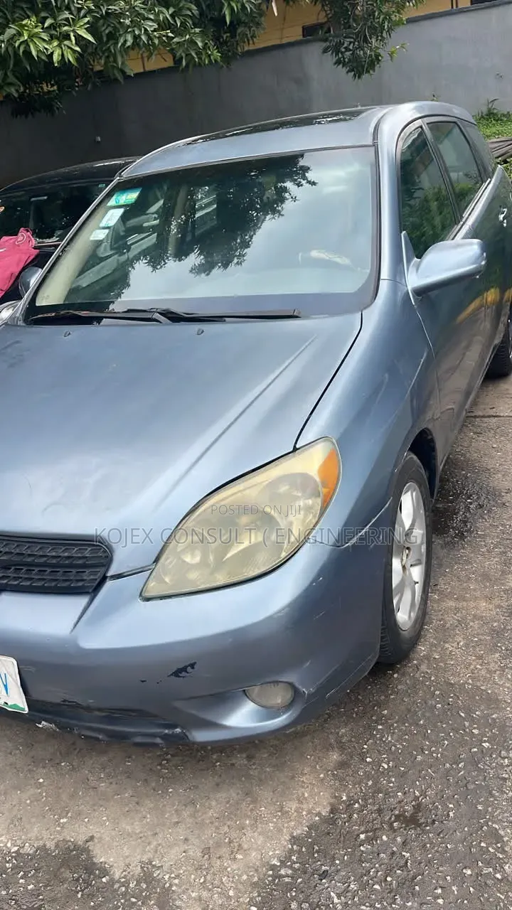 Toyota Matrix XR Hatchback FWD (1.8L 4cyl 4A) 2004 Gray