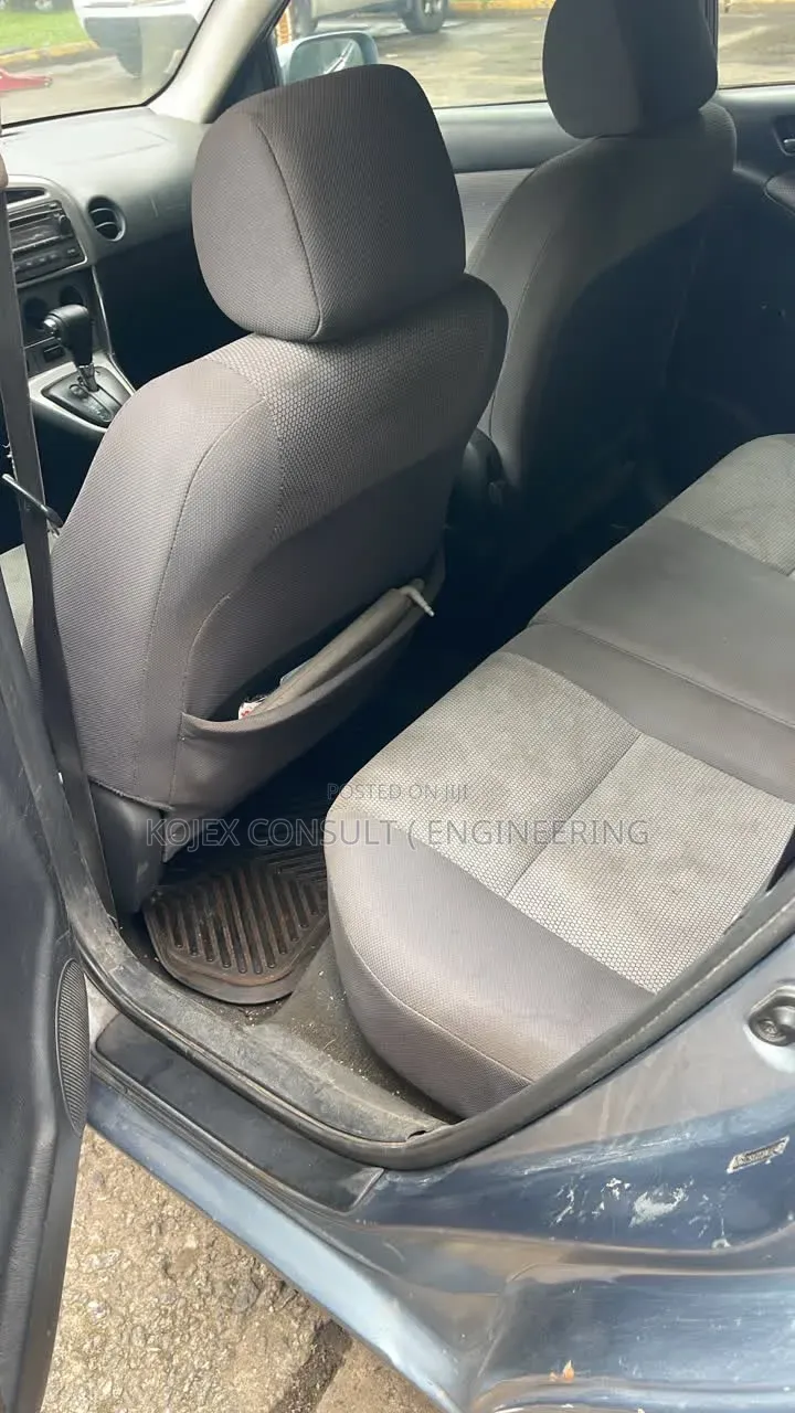 Toyota Matrix XR Hatchback FWD (1.8L 4cyl 4A) 2004 Gray