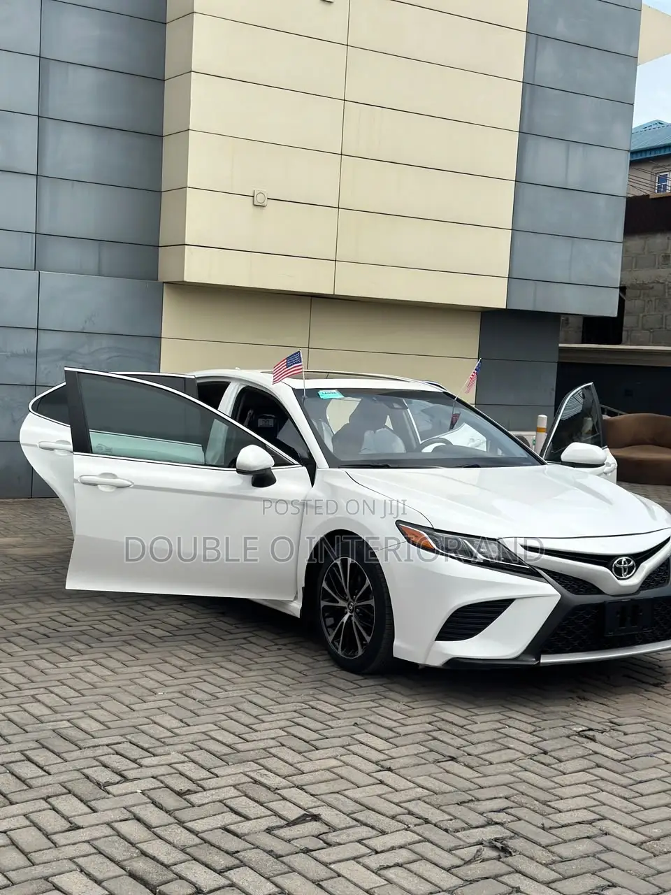 Toyota Camry XLE FWD (2.5L 4cyl 8AM) 2018 White