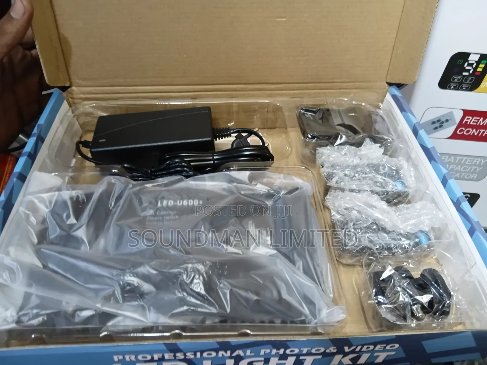 LED 600 Pro Video Light Kit With Tripod Stand Batteries