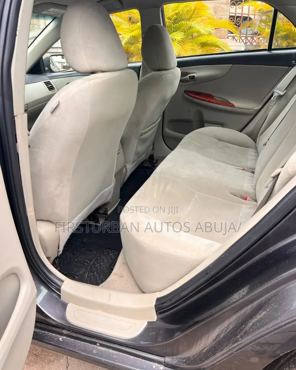 Toyota Corolla LE 4dr Sedan (1.8L 4cyl 4A) 2013 Gray