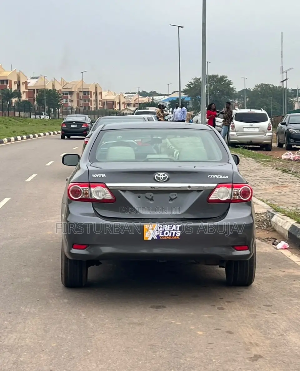 Toyota Corolla LE 4dr Sedan (1.8L 4cyl 4A) 2013 Gray