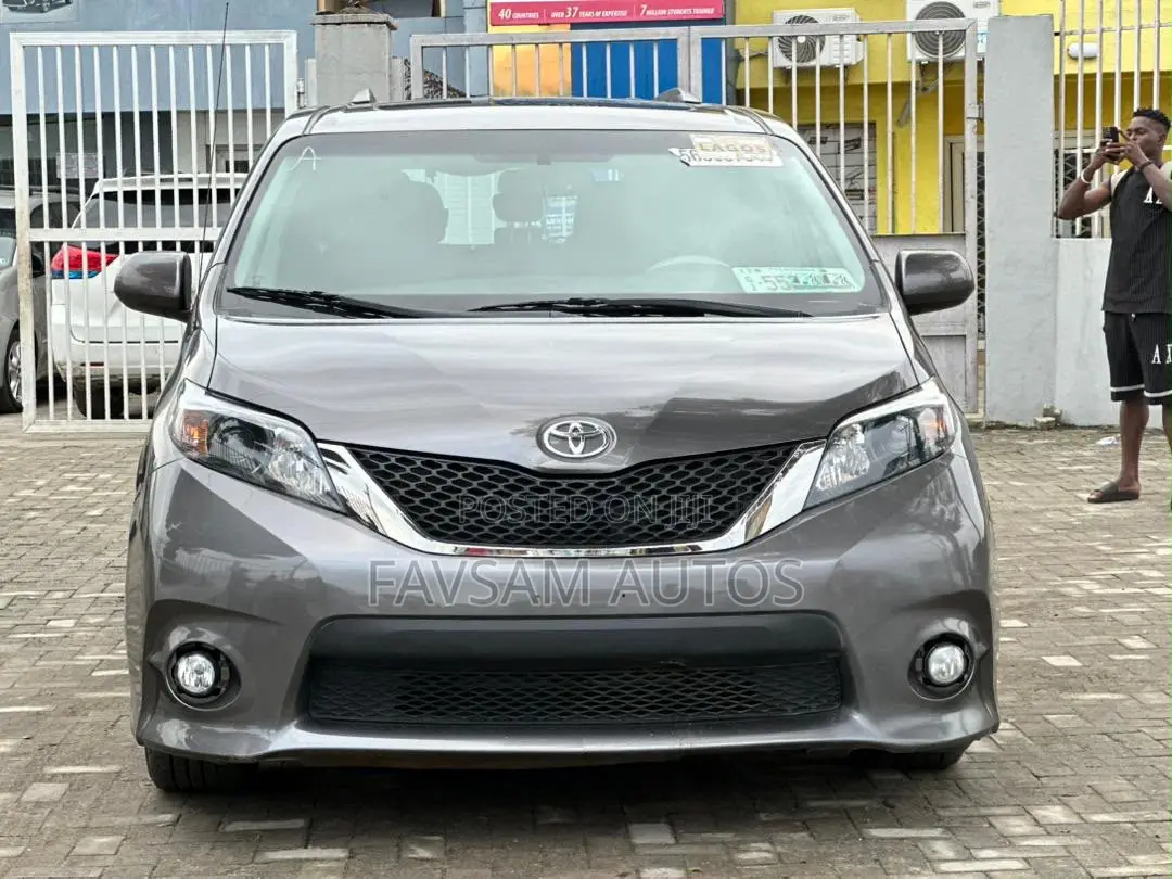 Toyota Sienna SE 8-Passenger 4dr Minivan (3.5L 6cyl 6A) 2014 Gray