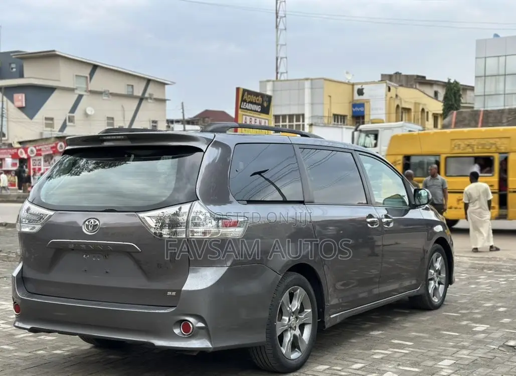 Toyota Sienna SE 8-Passenger 4dr Minivan (3.5L 6cyl 6A) 2014 Gray