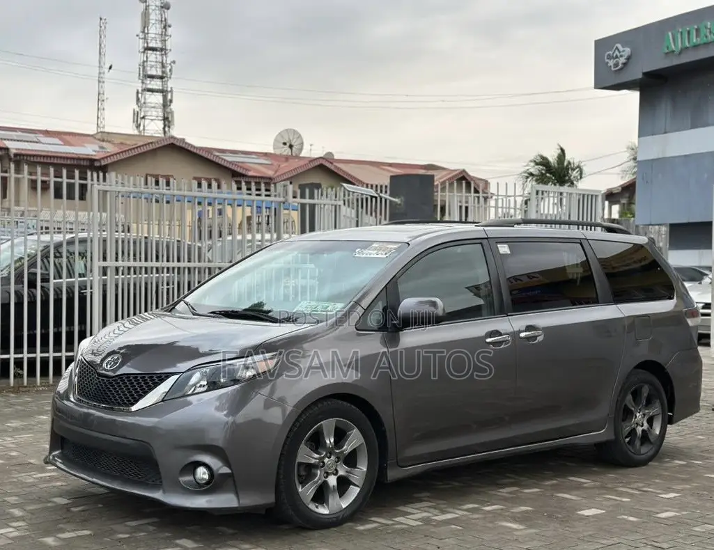 Toyota Sienna SE 8-Passenger 4dr Minivan (3.5L 6cyl 6A) 2014 Gray