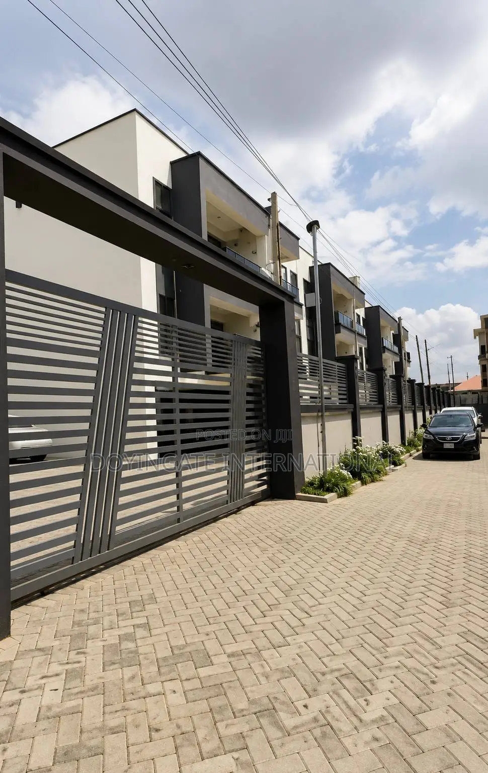 4bdrm Duplex in Allen Avenue for sale