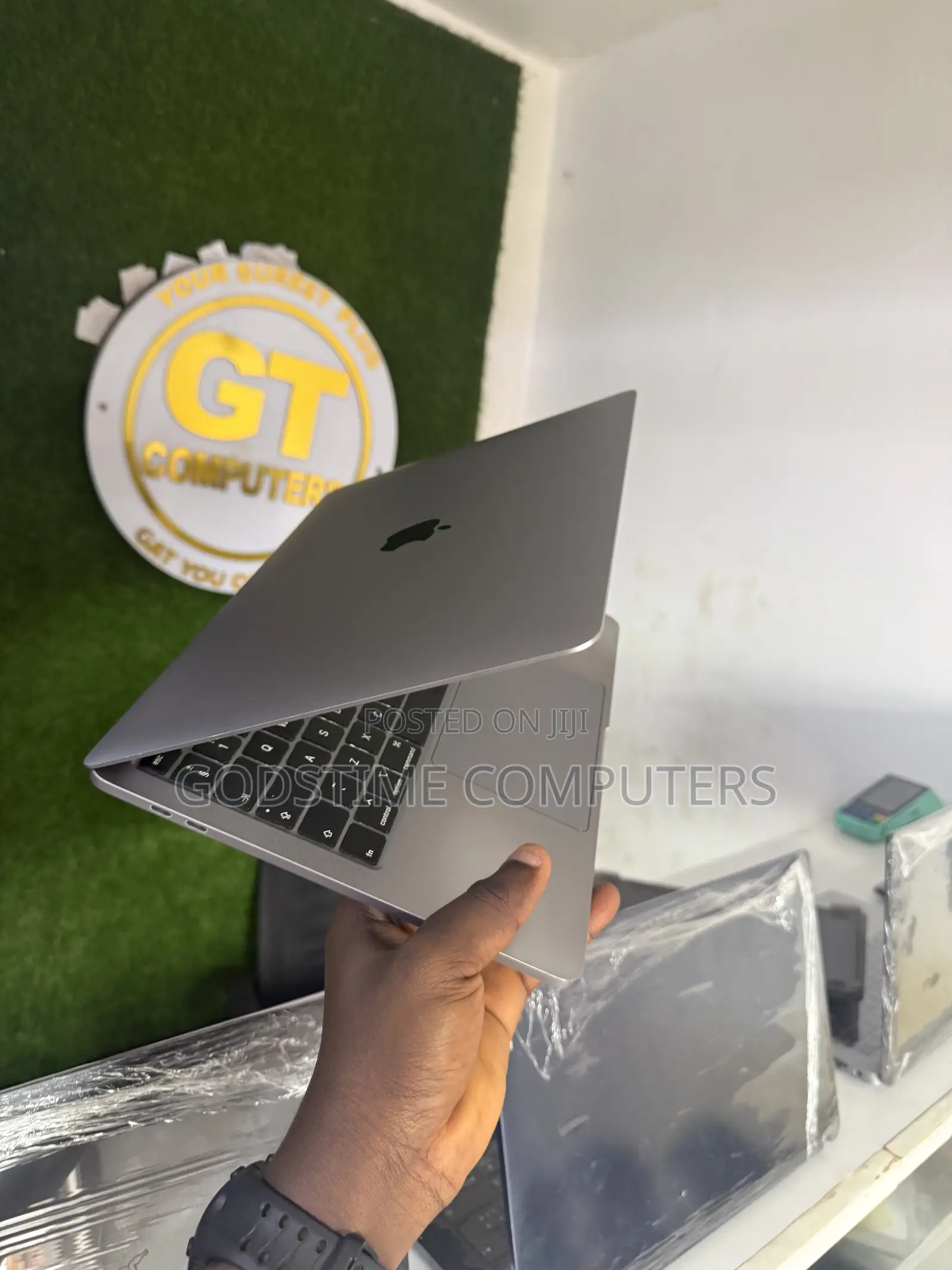 New Laptop Apple MacBook Pro 2020 16GB Intel Core i5 SSD 512GB