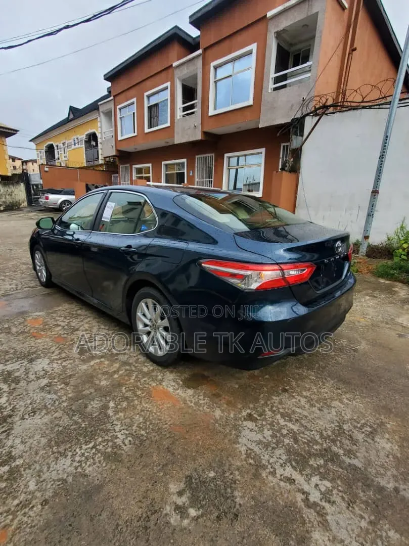 Toyota Camry LE FWD (2.5L 4cyl 8AM) 2018 Blue