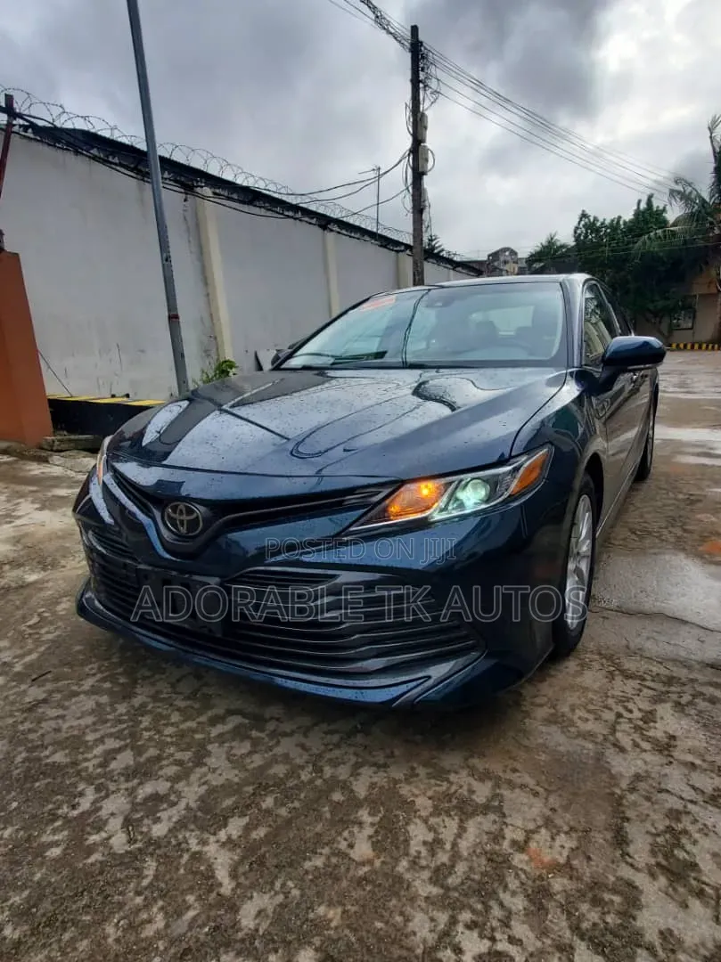 Toyota Camry LE FWD (2.5L 4cyl 8AM) 2018 Blue
