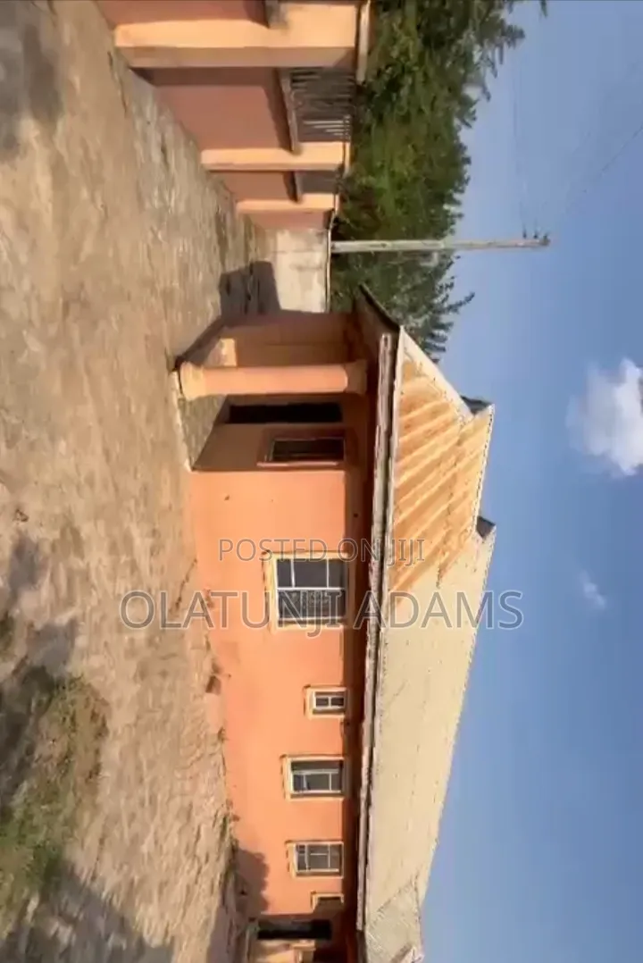 6bdrm Block of Flats in School Area Oke, Osogbo for sale