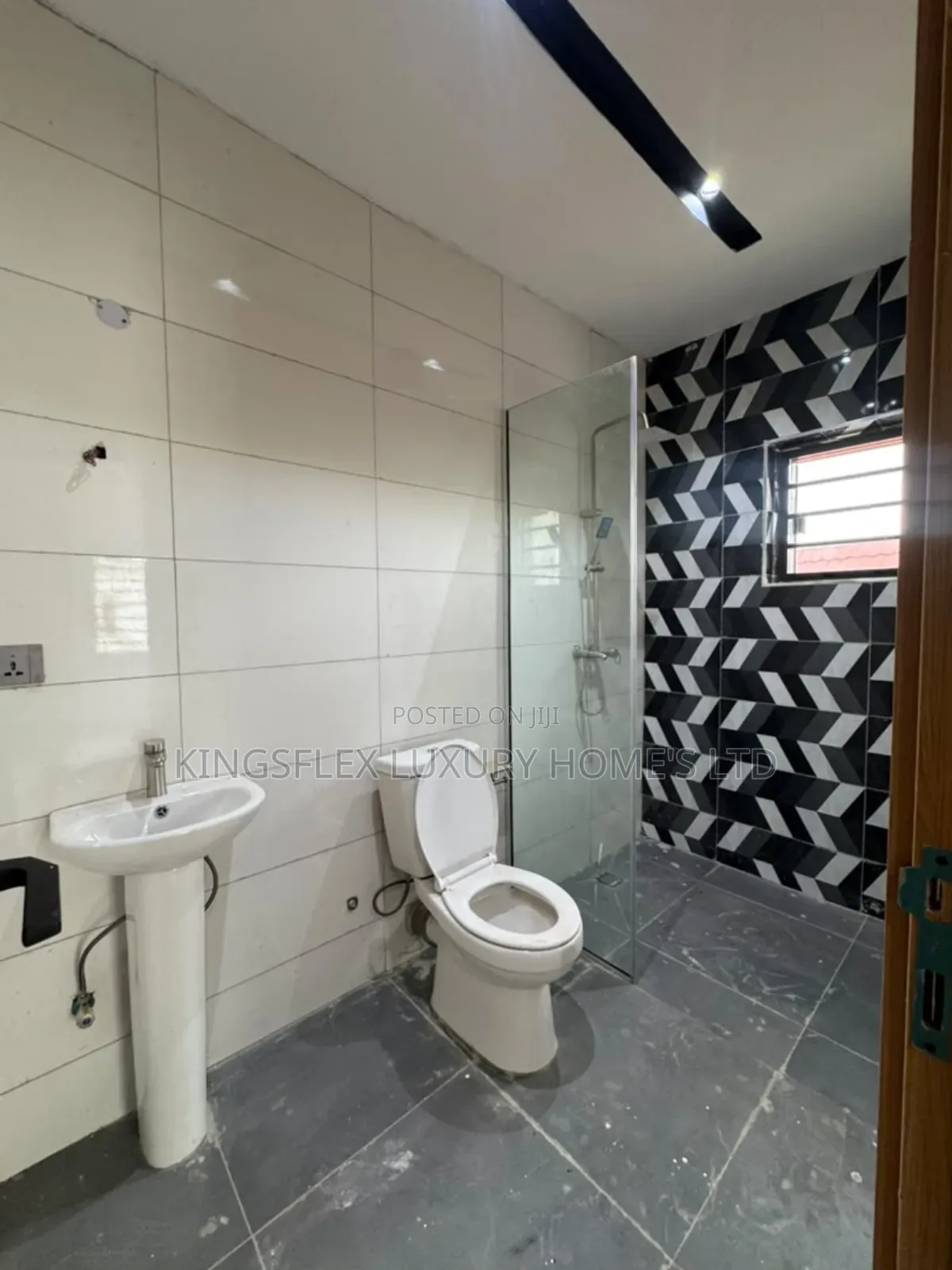 5bdrm Duplex in Estate, Lokogoma for sale