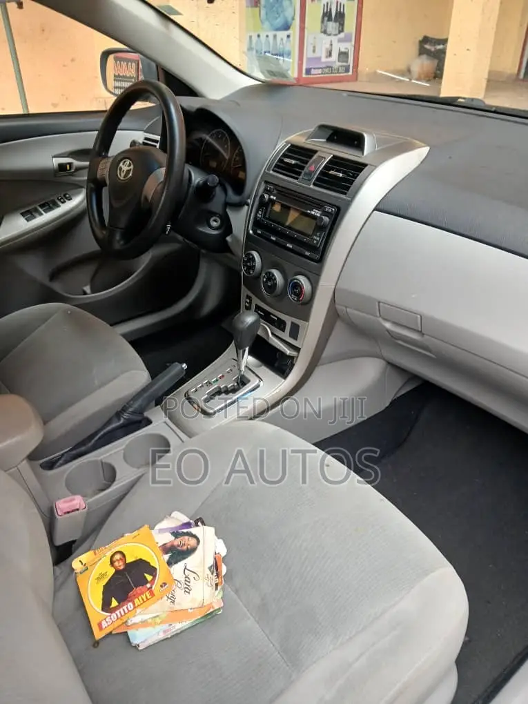 Toyota Corolla LE 4dr Sedan (1.8L 4cyl 4A) 2012 Black