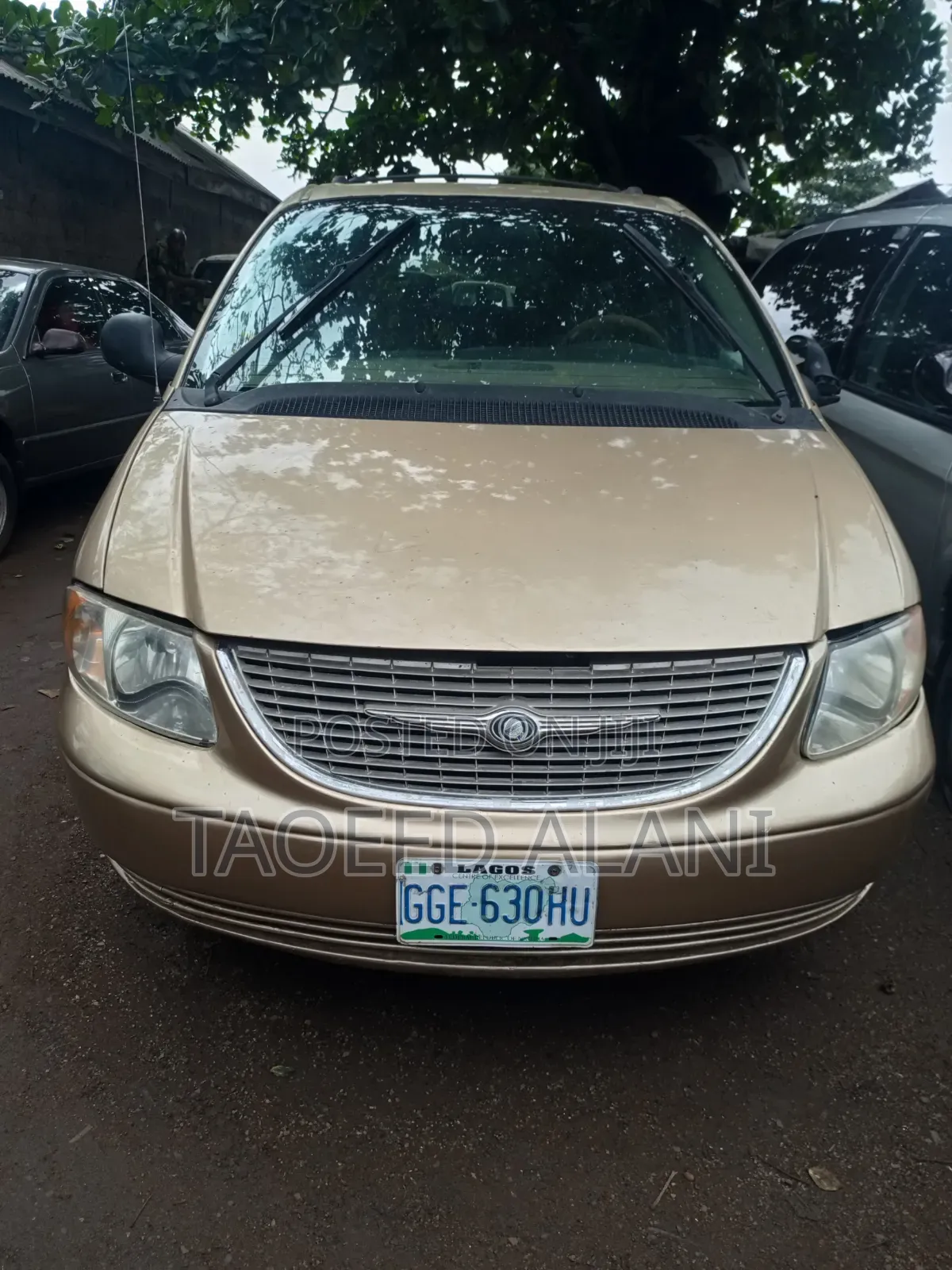 Chrysler Town & Country 2002 Gold