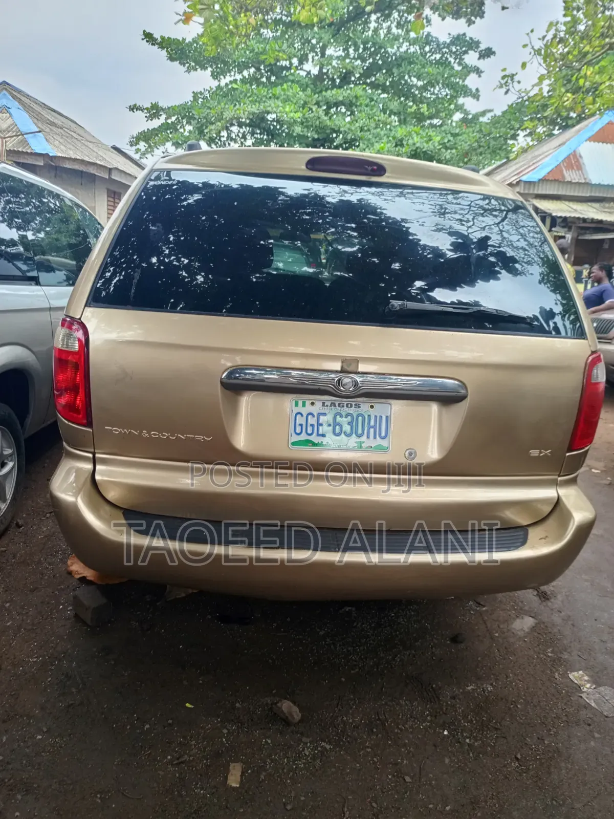 Chrysler Town & Country 2002 Gold